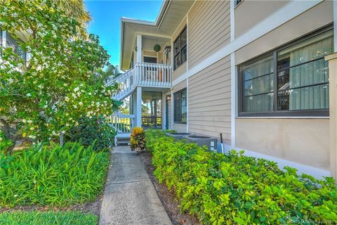 Photo of 331 NE Golfview Circle, Stuart, FL 34996 (MLS # M20050154)