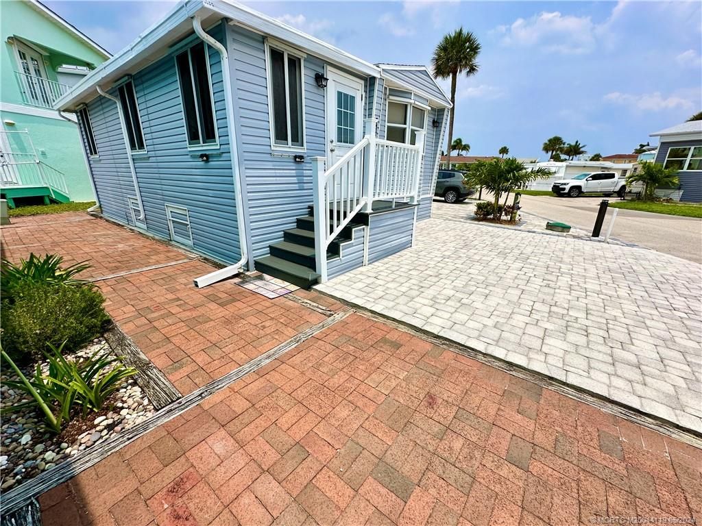 Photo of 914 Nettles Boulevard, Jensen Beach, FL 34957 (MLS # M20044119)