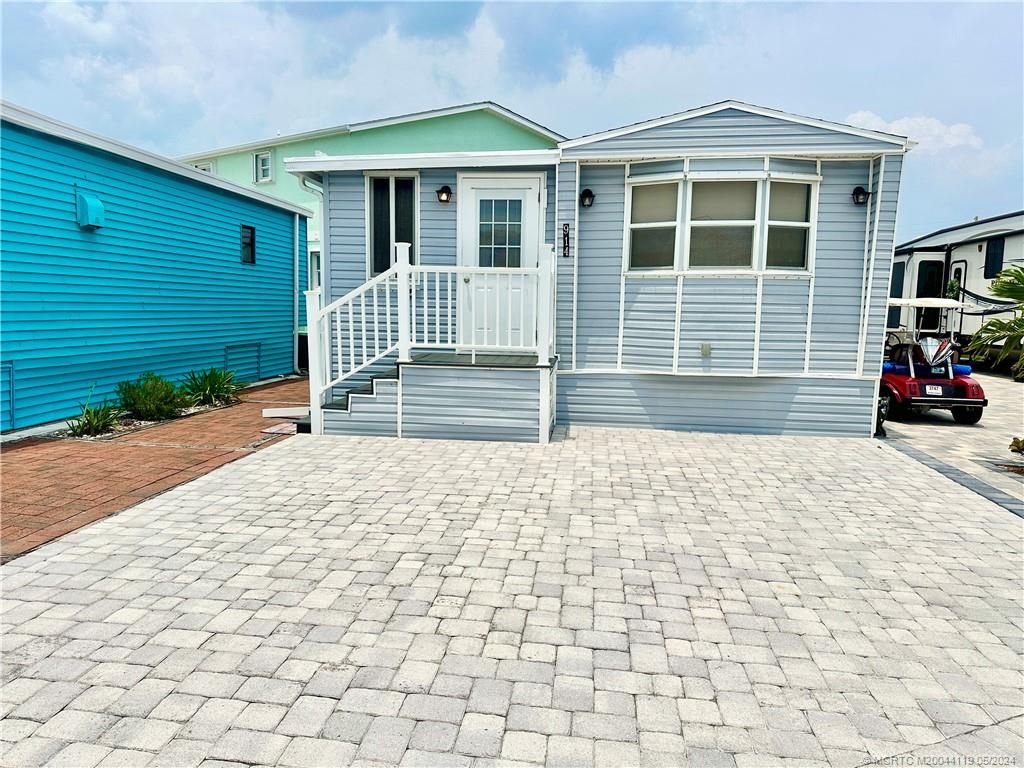 Photo of 914 Nettles Boulevard, Jensen Beach, FL 34957 (MLS # M20044119)