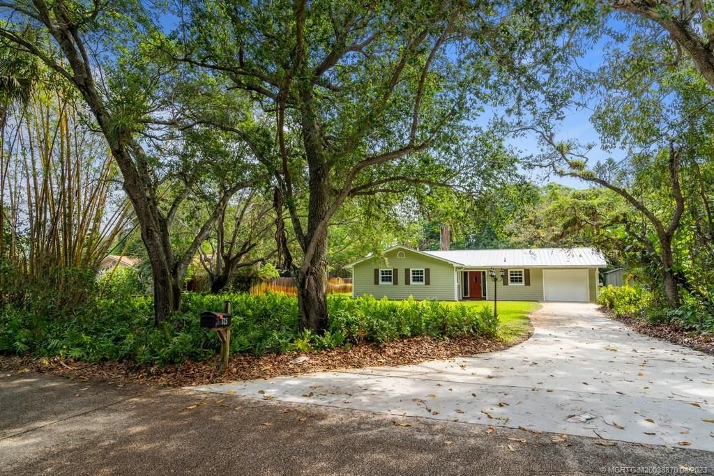 Photo of 525 SE Hibiscus Avenue, Stuart, FL 34996 (MLS # M20038870)