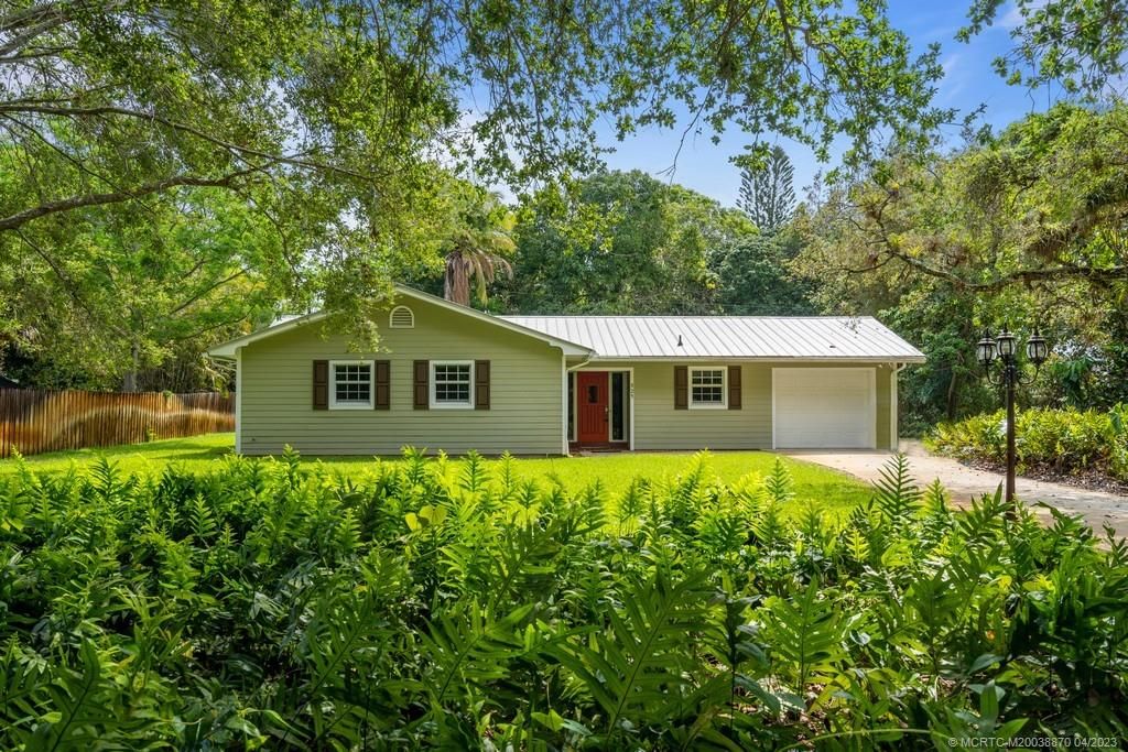 Photo of 525 SE Hibiscus Avenue, Stuart, FL 34996 (MLS # M20038870)