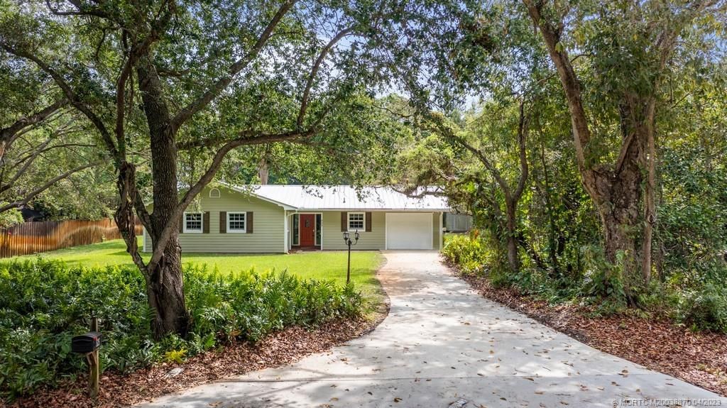 Photo of 525 SE Hibiscus Avenue, Stuart, FL 34996 (MLS # M20038870)