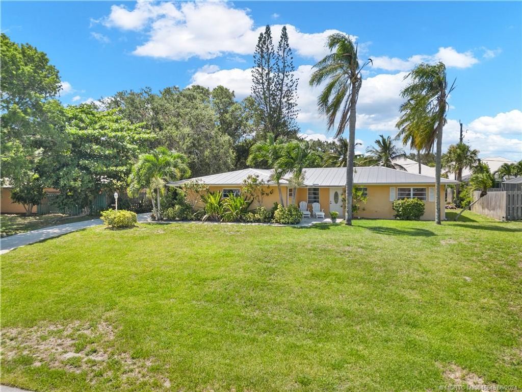 Photo of 4420 SE Bayshore Terrace, Stuart, FL 34997 (MLS # M20045546)