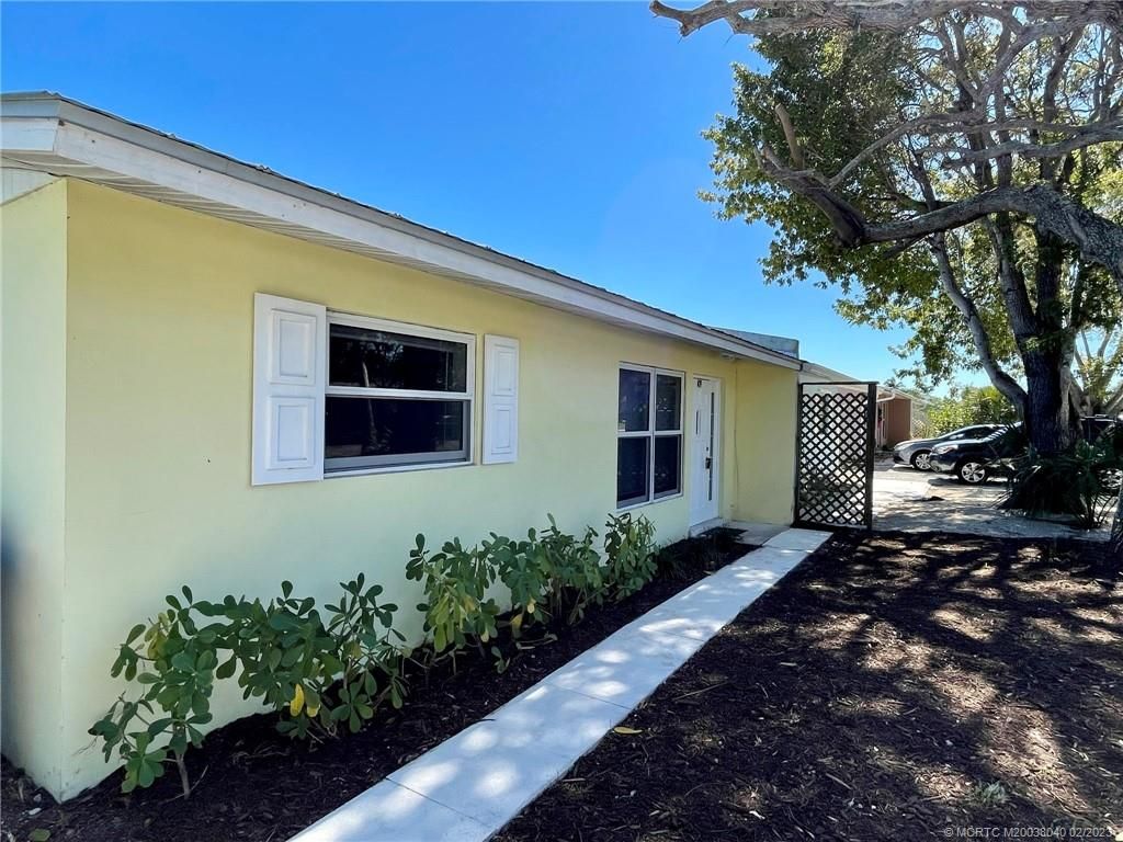 Photo of 409 SE Parkway Drive, Stuart, FL 34996 (MLS # M20038040)