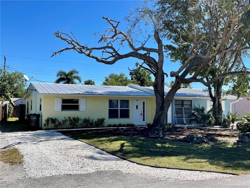 Photo of 409 SE Parkway Drive, Stuart, FL 34996 (MLS # M20038040)