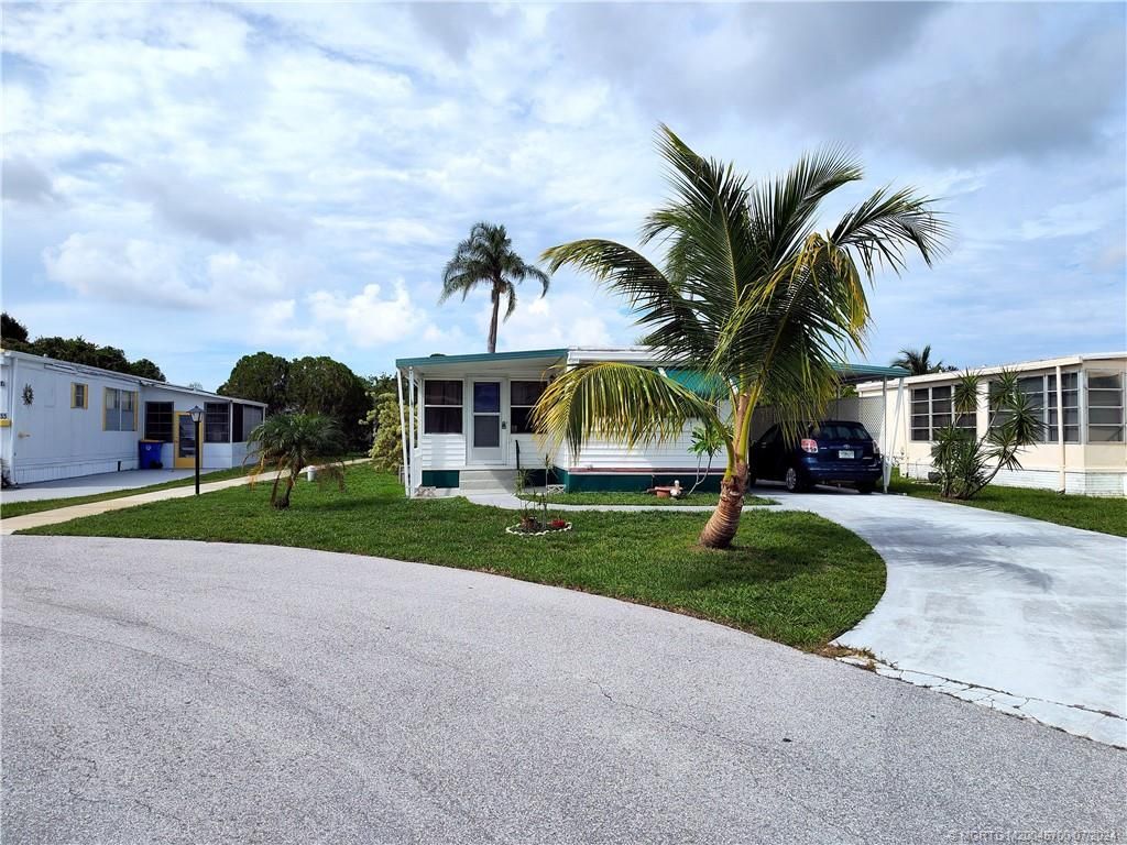 Photo of 165 SE Trafalgar Terrace, Stuart, FL 34994 (MLS # M20045700)