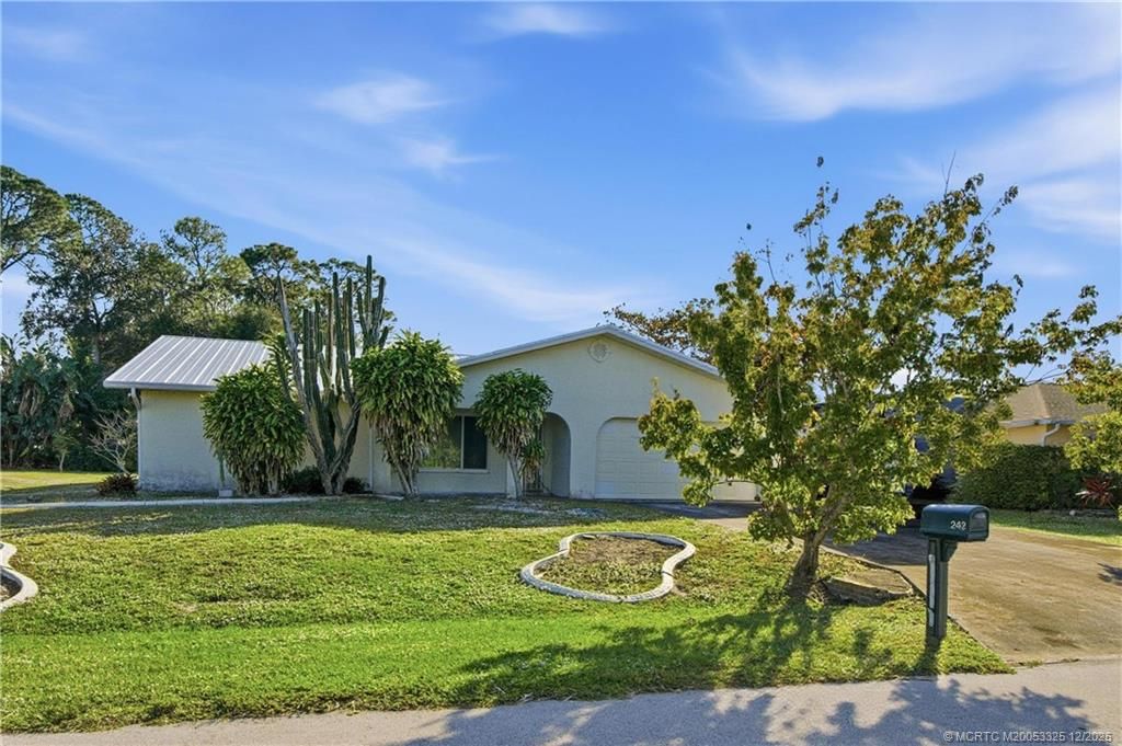 Photo of 242 SE Duxbury Avenue, Port Saint Lucie, FL 34983 (MLS # M20053325)