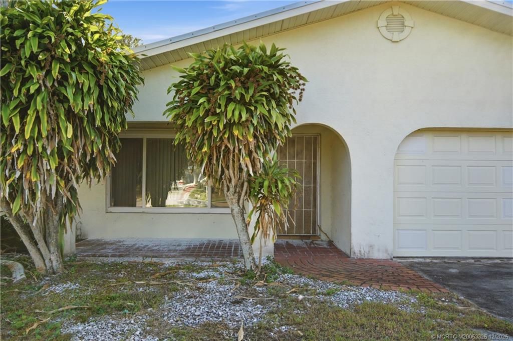 Photo of 242 SE Duxbury Avenue, Port Saint Lucie, FL 34983 (MLS # M20053325)