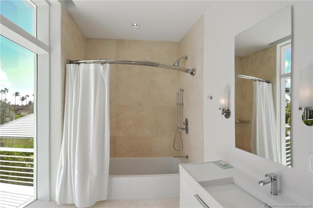 Stuart, Florida 34996, United States, 6 Bedrooms Bedrooms, ,7 BathroomsBathrooms,Residential,Active,225209