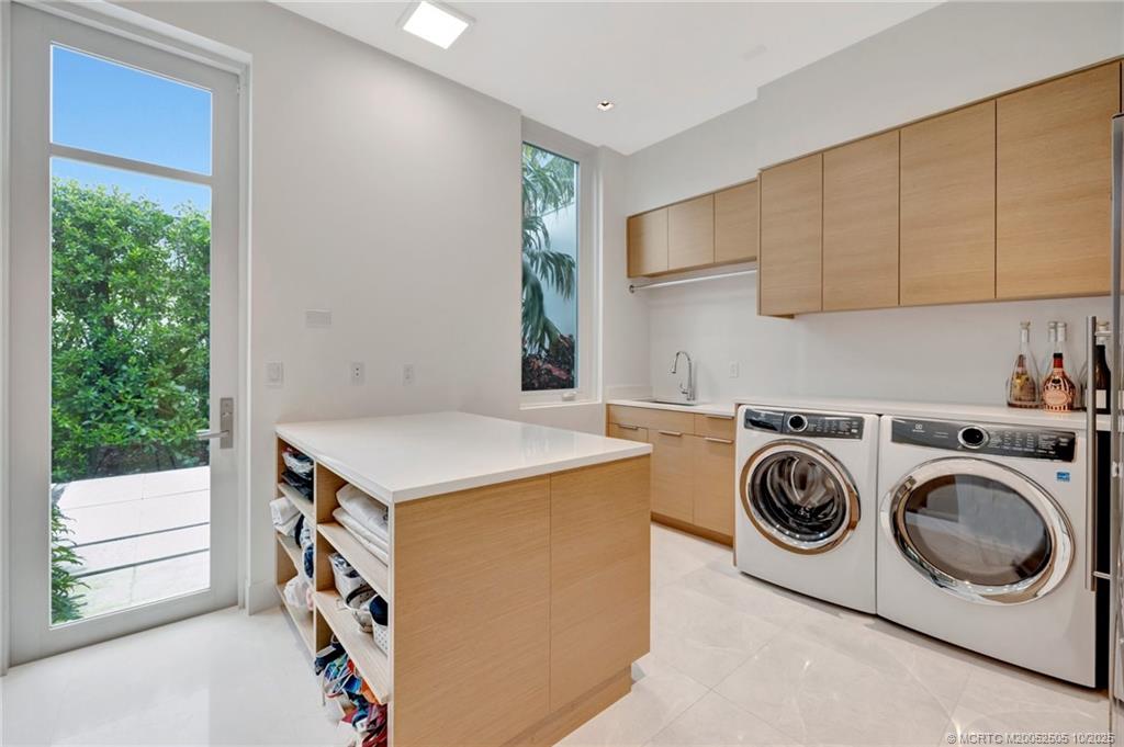 Stuart, Florida 34996, United States, 6 Bedrooms Bedrooms, ,7 BathroomsBathrooms,Residential,Active,225209