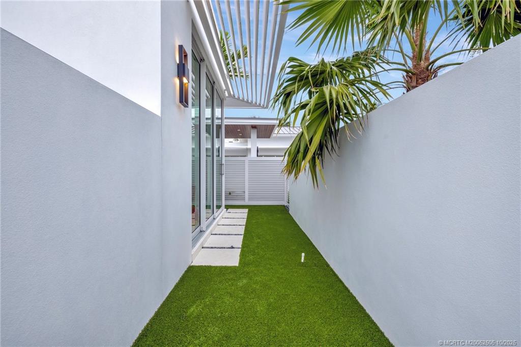 Stuart, Florida 34996, United States, 6 Bedrooms Bedrooms, ,7 BathroomsBathrooms,Residential,Active,225209