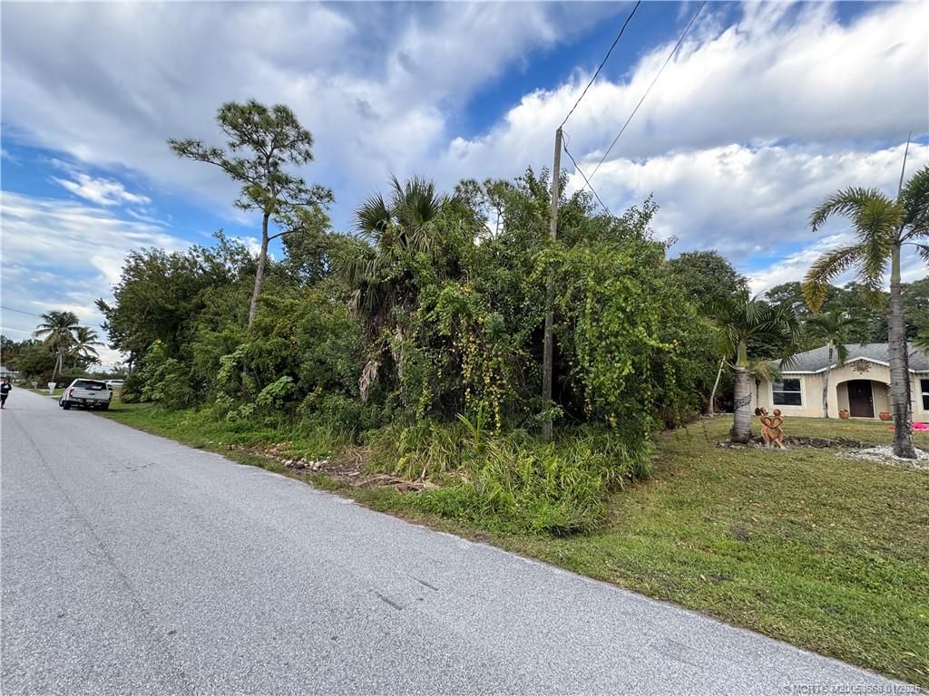 Photo of 10 SE Pinehaven Avenue, Hobe Sound, FL 33455 (MLS # M20053668)