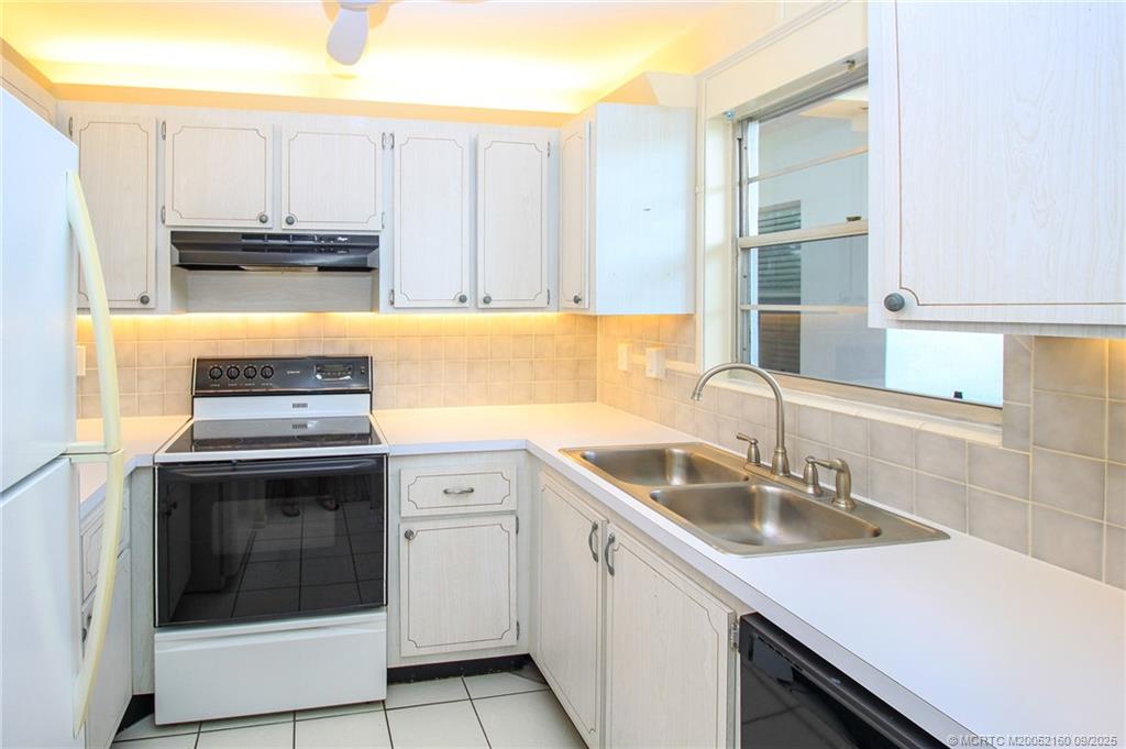 Stuart, Florida 34996, United States, 2 Bedrooms Bedrooms, ,2 BathroomsBathrooms,Residential,Pending,207836