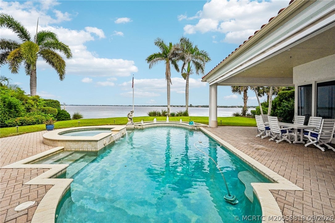 118 SW Palm Cove Drive