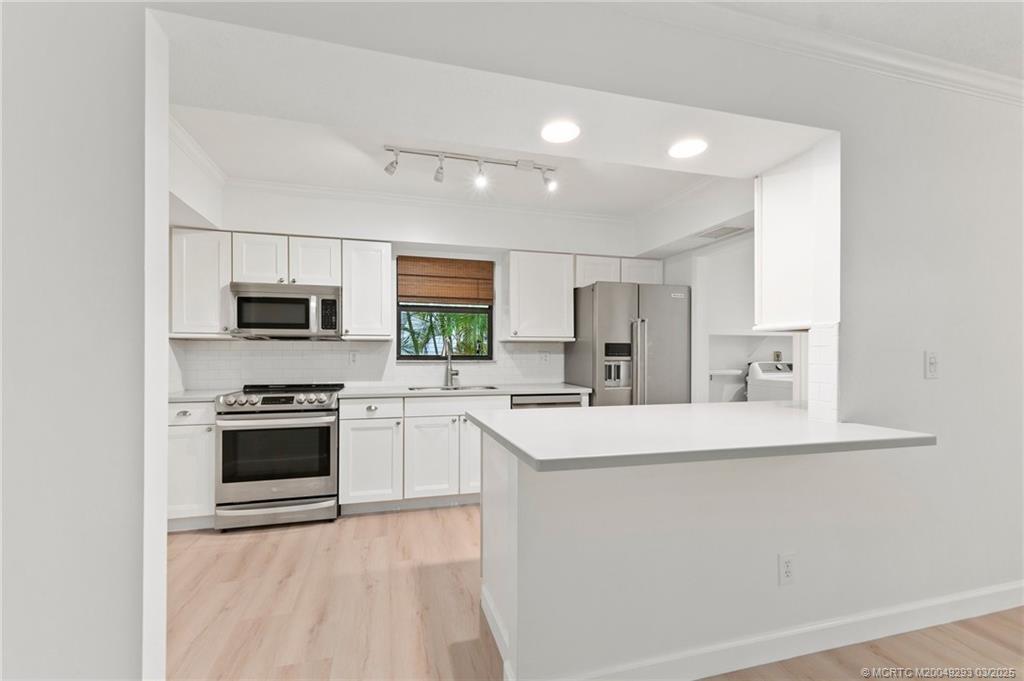 Palm City, Florida 34990, United States, 3 Bedrooms Bedrooms, ,2 BathroomsBathrooms,Residential,Pending,80391