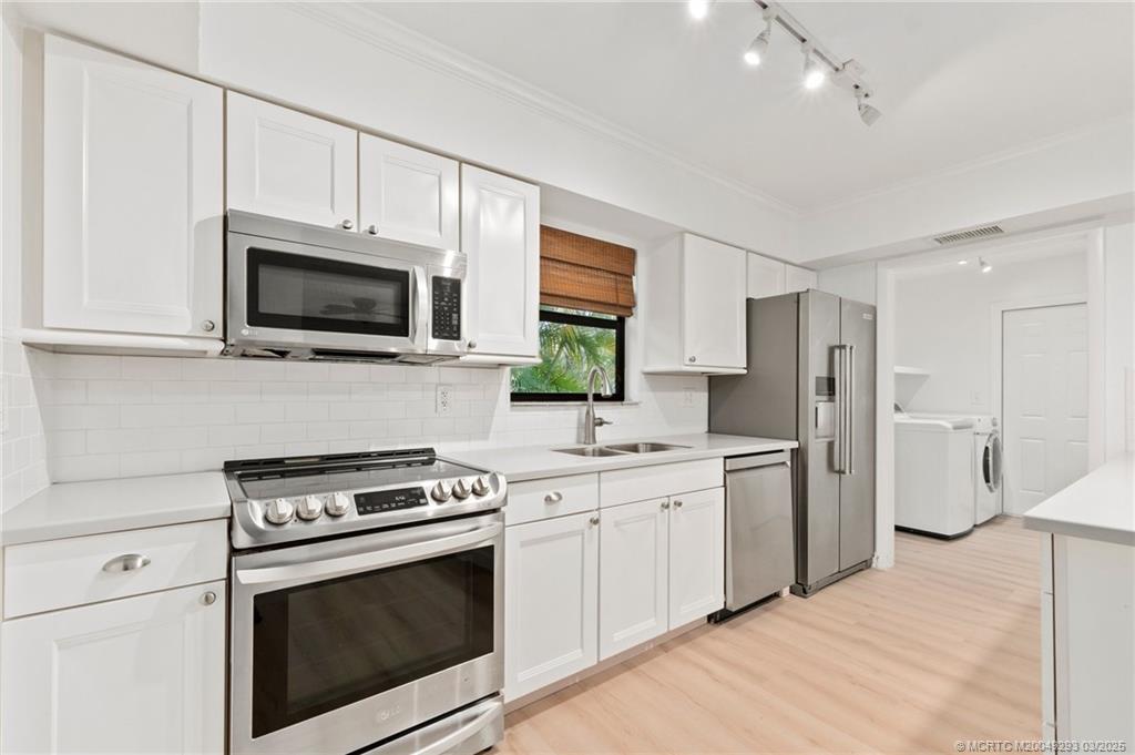 Palm City, Florida 34990, United States, 3 Bedrooms Bedrooms, ,2 BathroomsBathrooms,Residential,Pending,80391