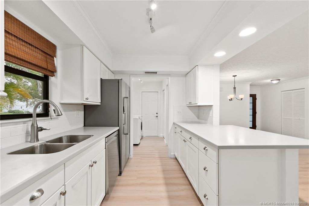 Palm City, Florida 34990, United States, 3 Bedrooms Bedrooms, ,2 BathroomsBathrooms,Residential,Pending,80391