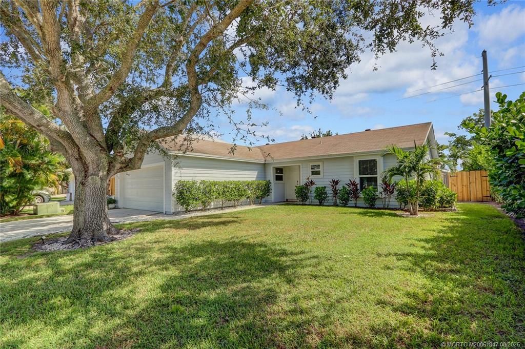 Photo of 6679 SE Raintree Avenue, Stuart, FL 34997 (MLS # M20051847)