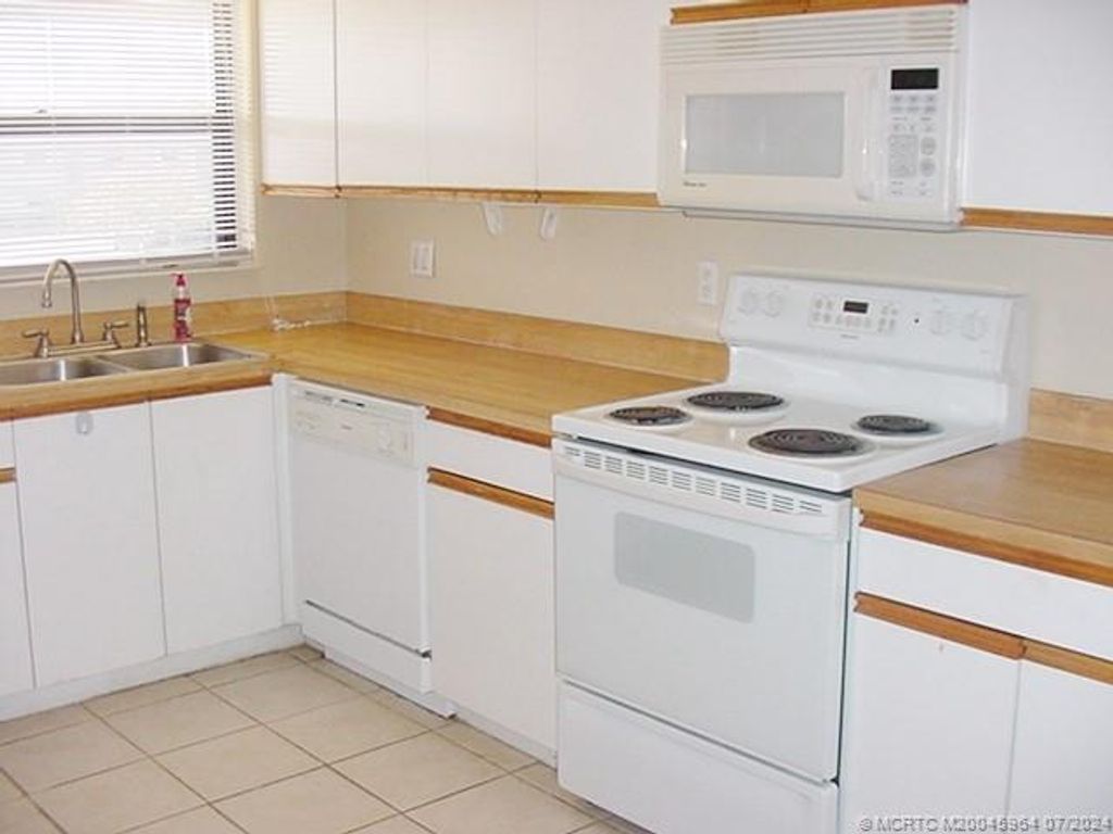 Photo of 1201 SE Parkview Place SE #G-9, Stuart, FL 34994 (MLS # M20045964)