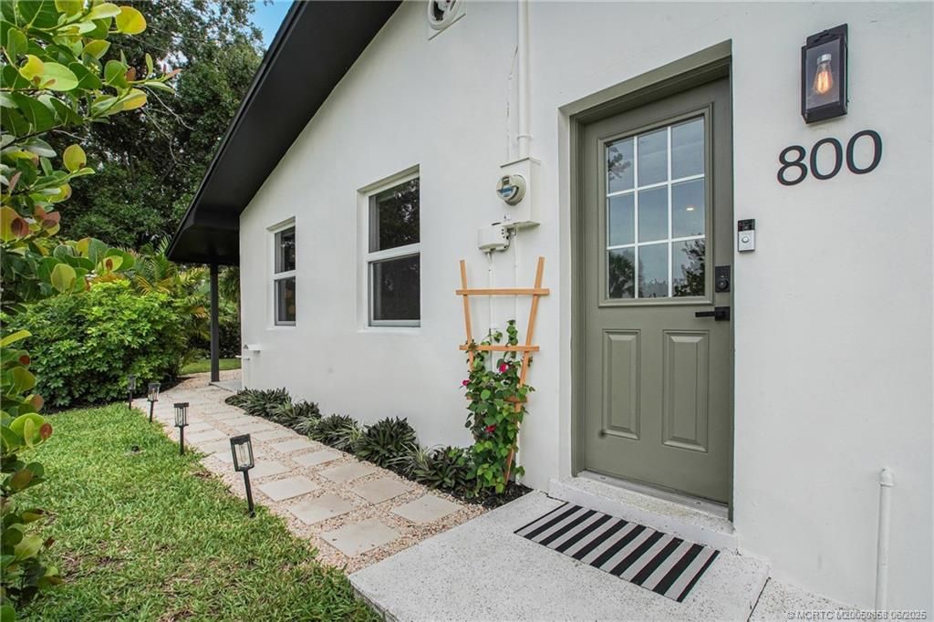 Photo of 800 SE Madison Avenue, Stuart, FL 34996 (MLS # M20050858)
