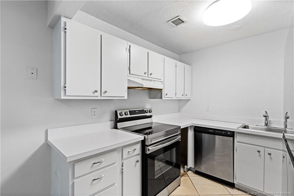 Photo of 2118 SE Edler Drive #B, Stuart, FL 34994 (MLS # M20055118)
