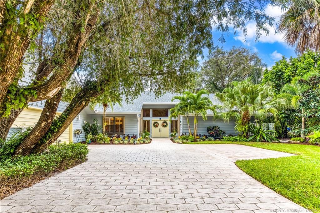 Photo of 8 Kingston Court, Stuart, FL 34996 (MLS # M20050610)