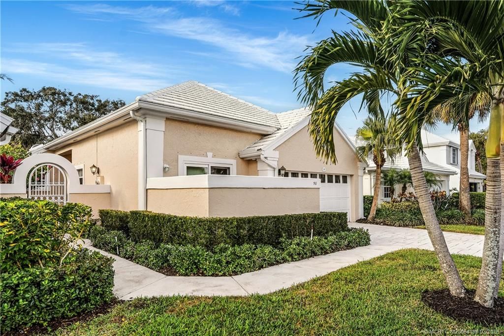 Photo of 58 Windsor Lane, Palm Beach Gardens, FL 33418 (MLS # M20054198)