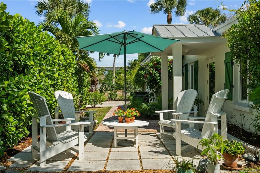 Photo of 626 NW Poinsettia Street, Stuart, FL 34994 (MLS # M20043995)