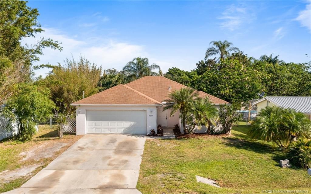 Photo of 3043 SE Banyan Street, Stuart, FL 34997 (MLS # M20039384)