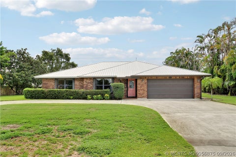Photo of 8303 SE Cumberland Circle, Hobe Sound, FL 33455 (MLS # M20056875)