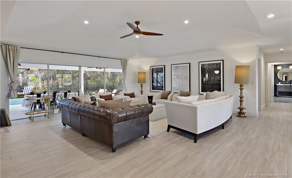 594 SW Thornhill Lane