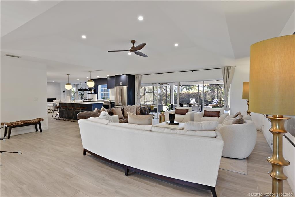 594 SW Thornhill Lane