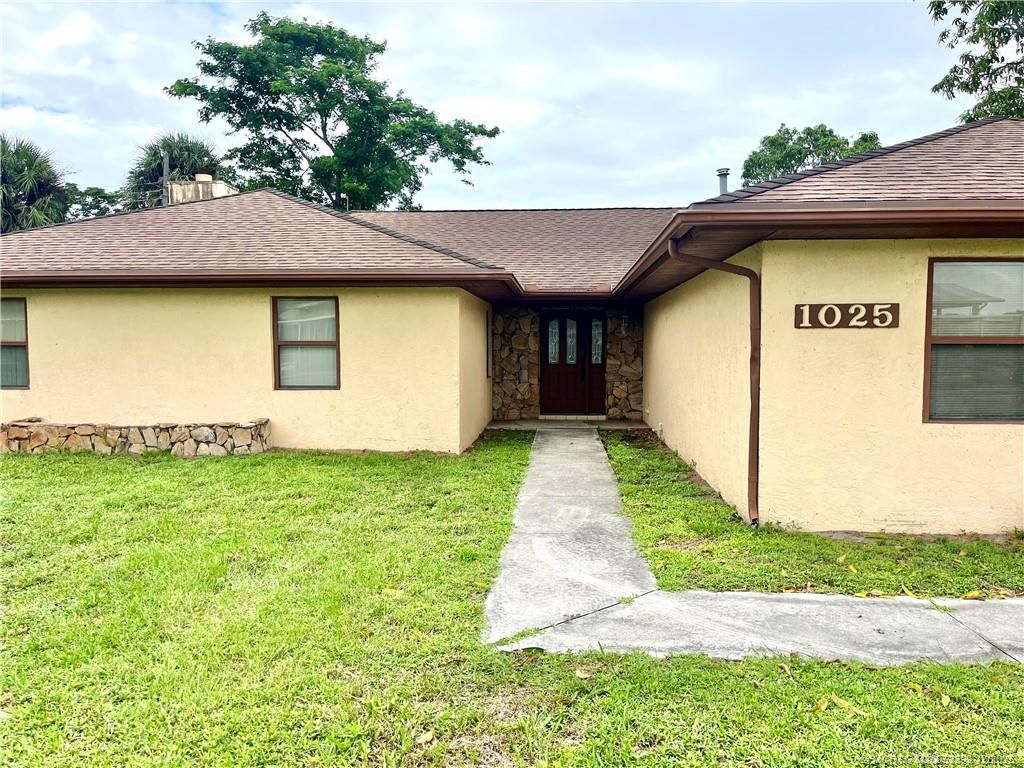 Photo of 1025 SE 10th Street, Stuart, FL 34996 (MLS # M20052399)