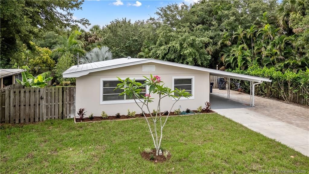 Photo of 709 SW Bryant Avenue, Stuart, FL 34994 (MLS # M20050850)