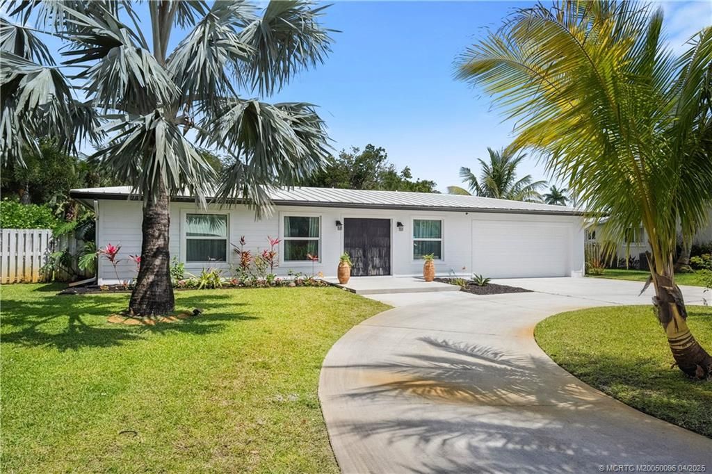Photo of 313 SE Flamingo Avenue, Stuart, FL 34996 (MLS # M20050096)