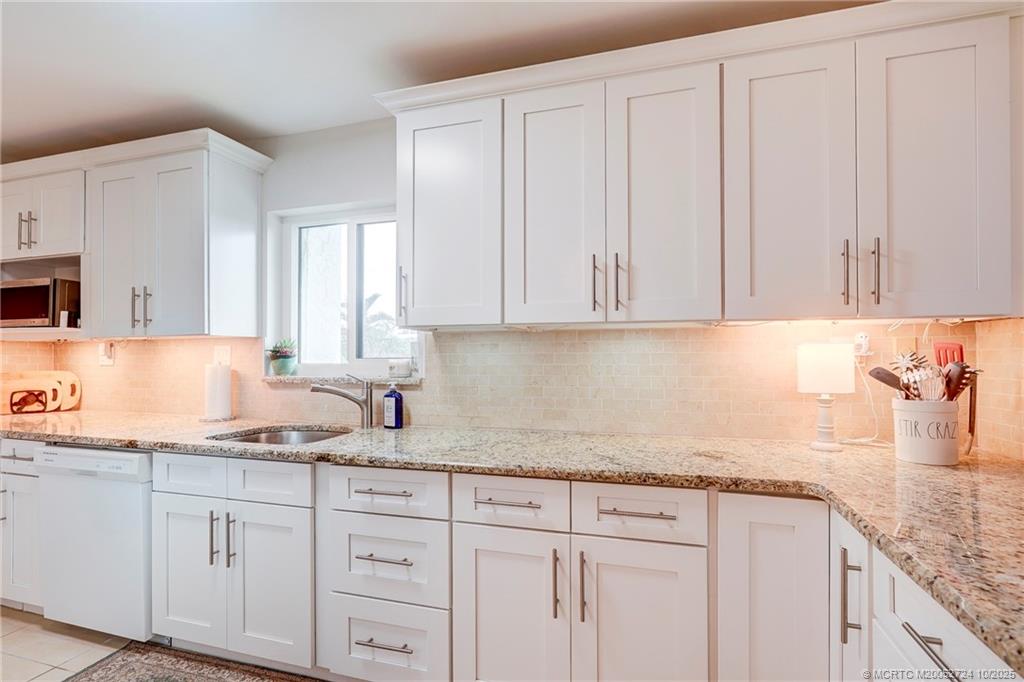 Stuart, Florida 34996, United States, 2 Bedrooms Bedrooms, ,2 BathroomsBathrooms,Residential,Active,230844