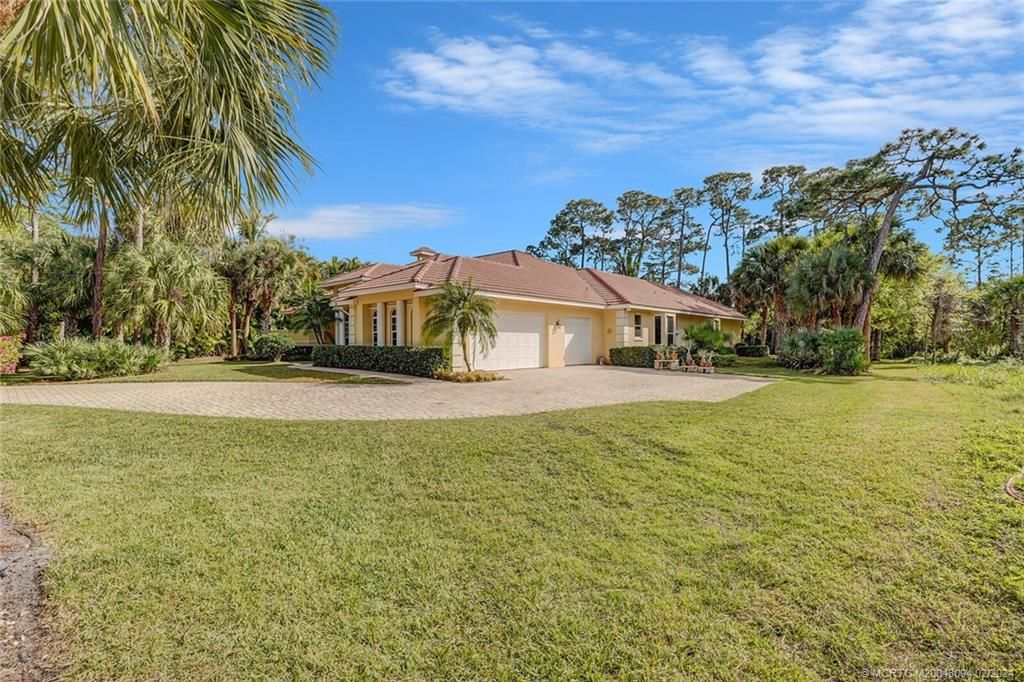 Photo of 113 NE Charleston Oaks Drive, Port Saint Lucie, FL 34983 (MLS # M20043004)