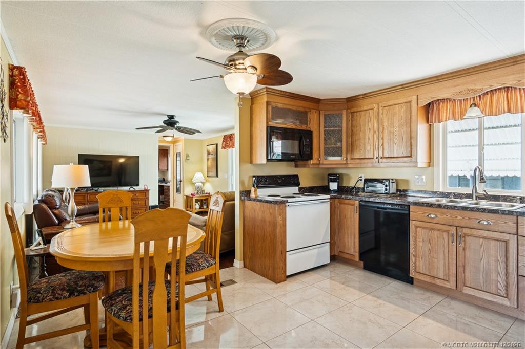Hobe Sound, Florida 33455, United States, 2 Bedrooms Bedrooms, ,2 BathroomsBathrooms,Residential,Pending,251161