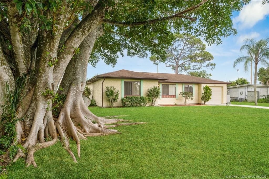 Photo of 103 E Arbor Avenue, Port Saint Lucie, FL 34952 (MLS # M20039422)