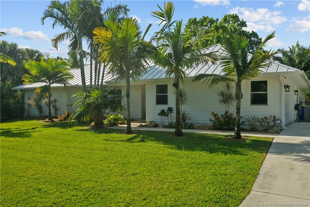 Photo of 1040 SE Buttonwood Circle, Stuart, FL 34997 (MLS # M20043368)