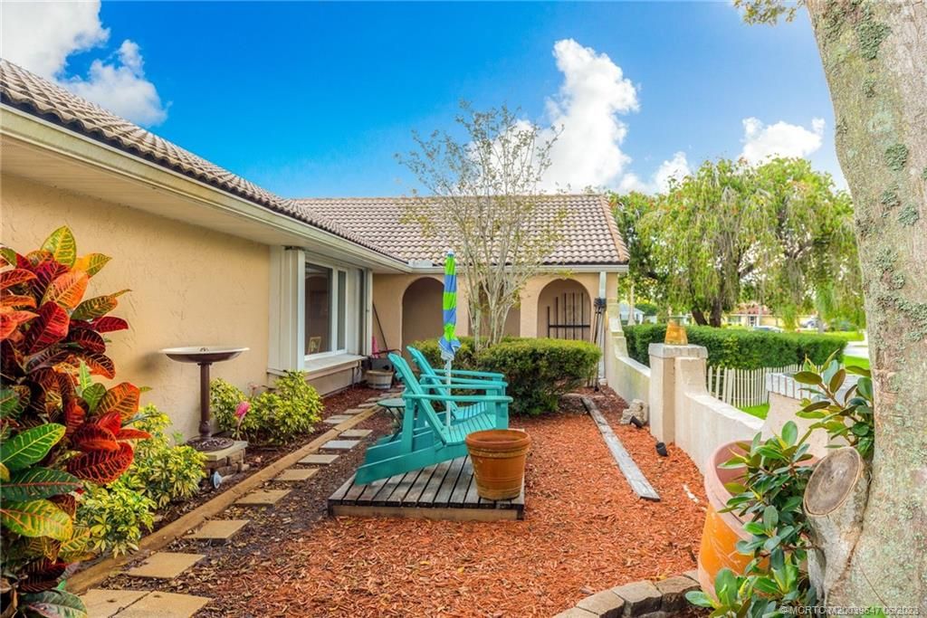 Photo of 2461 SE Drayton Road, Port Saint Lucie, FL 34952 (MLS # M20039647)