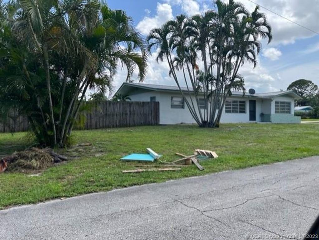 Photo of 901 SE Madison Avenue, Stuart, FL 34996 (MLS # M20040294)