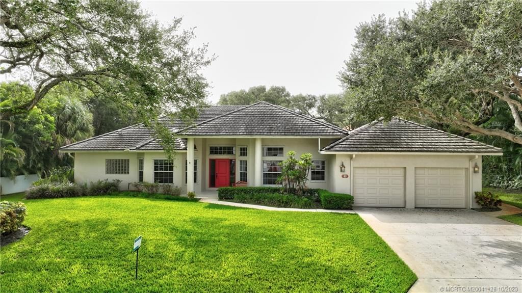 Photo of 9 Oakwood Drive, Stuart, FL 34996 (MLS # M20041128)