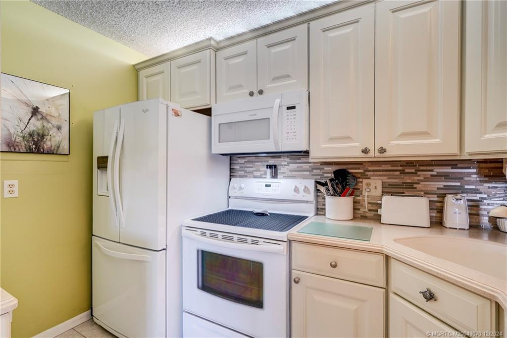 Jensen Beach, Florida 34957, United States, 2 Bedrooms Bedrooms, ,2 BathroomsBathrooms,Residential,Pending,26435