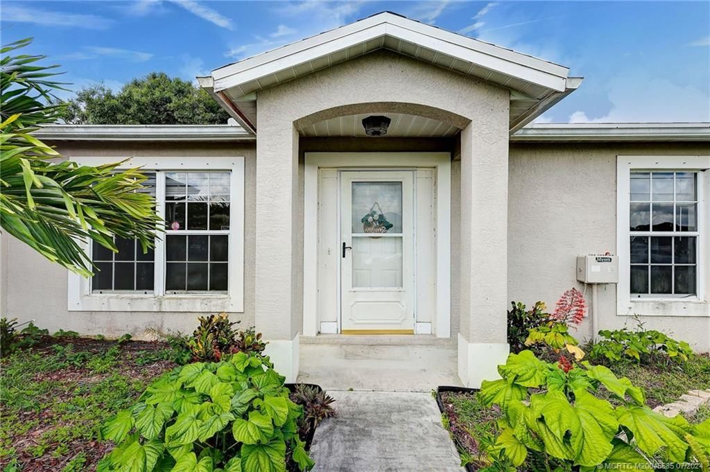 Photo of 6250 NW Hacienda Lane, Port Saint Lucie, FL 34986 (MLS # M20045685)