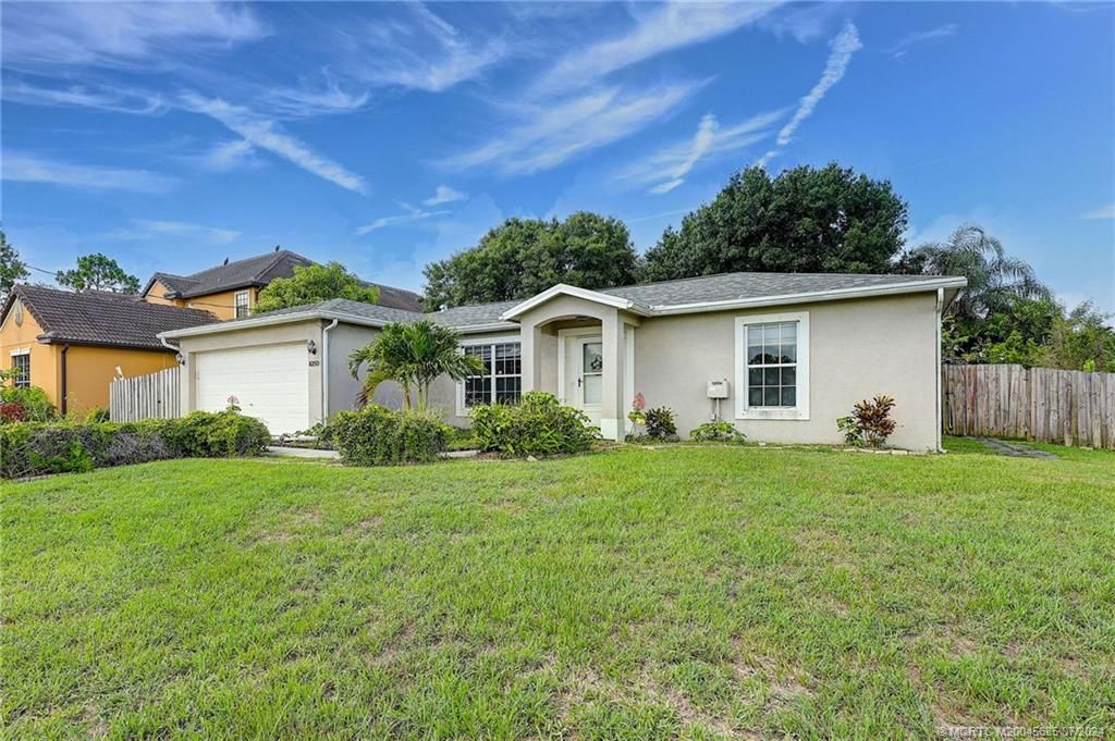 Photo of 6250 NW Hacienda Lane, Port Saint Lucie, FL 34986 (MLS # M20045685)