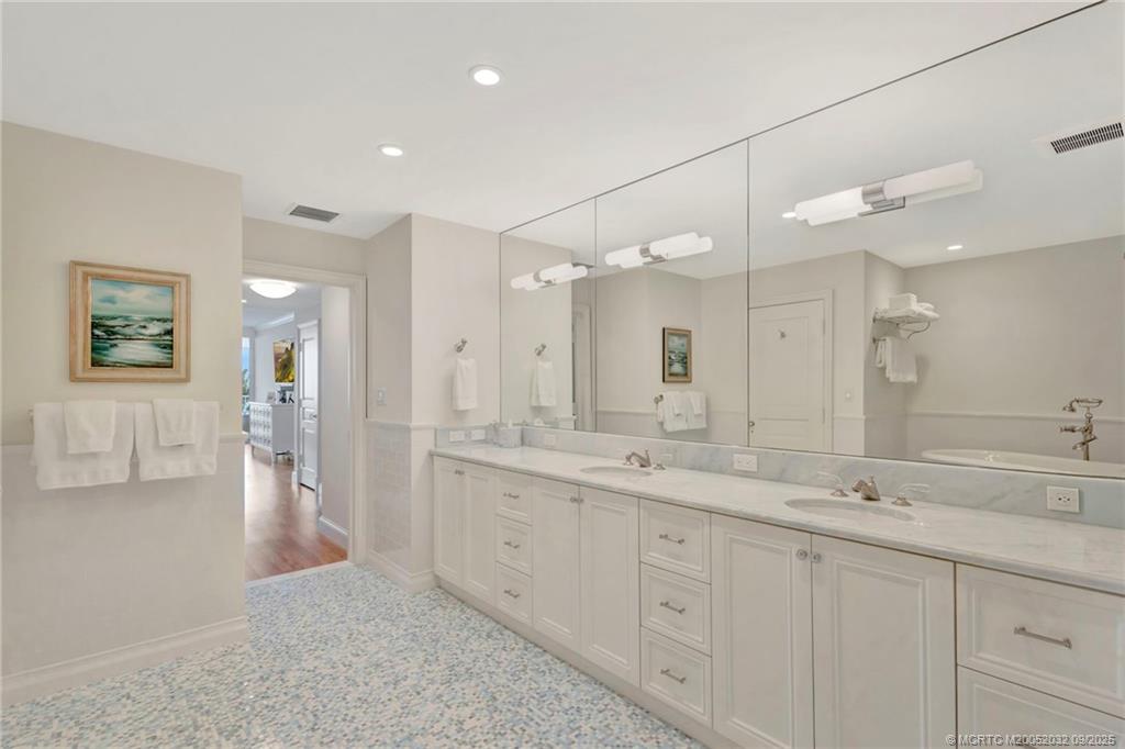 Stuart, Florida 34996, United States, 3 Bedrooms Bedrooms, ,3 BathroomsBathrooms,Residential,Active,203705