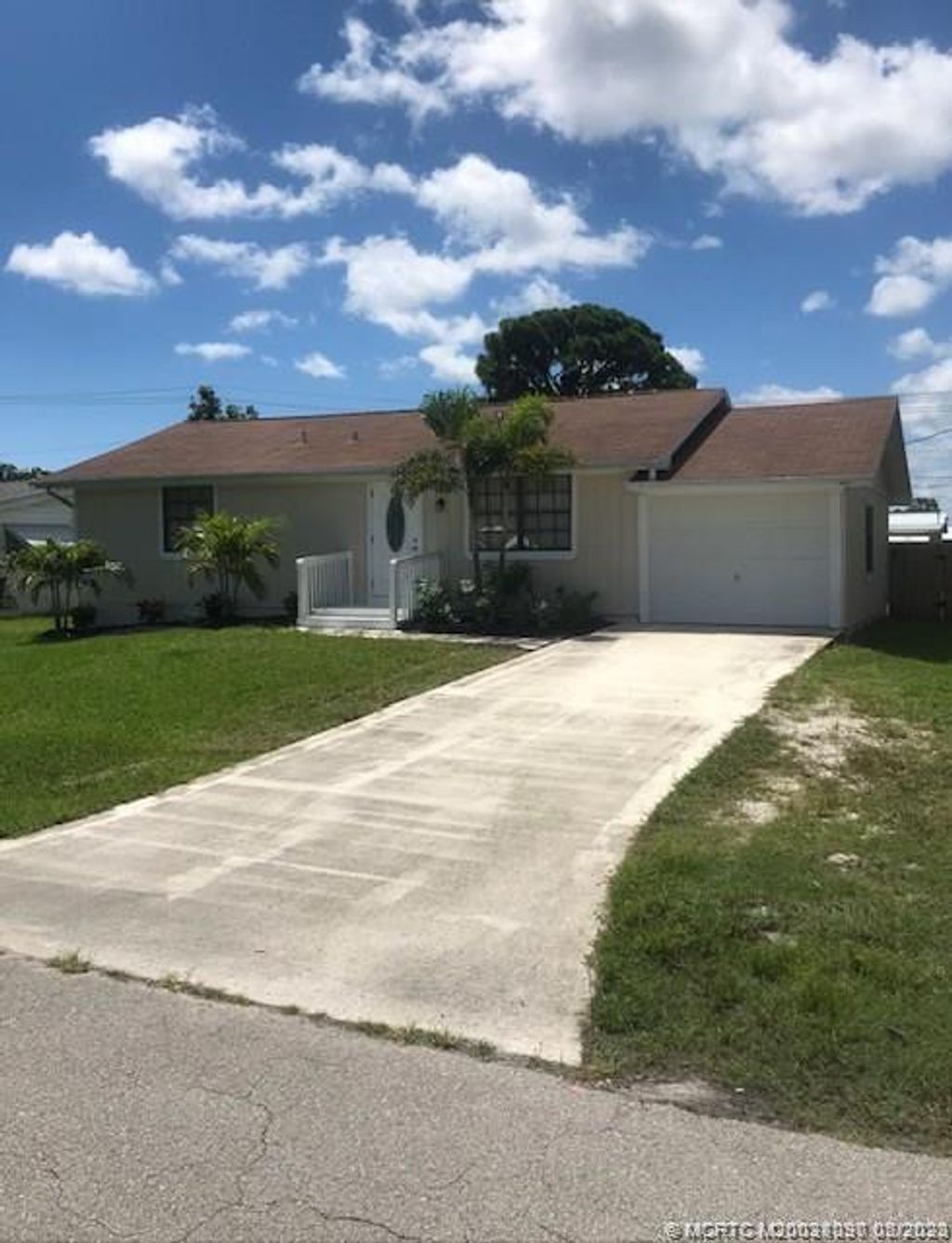 Photo of 2444 SE Washington Street, Stuart, FL 34997 (MLS # M20038090)