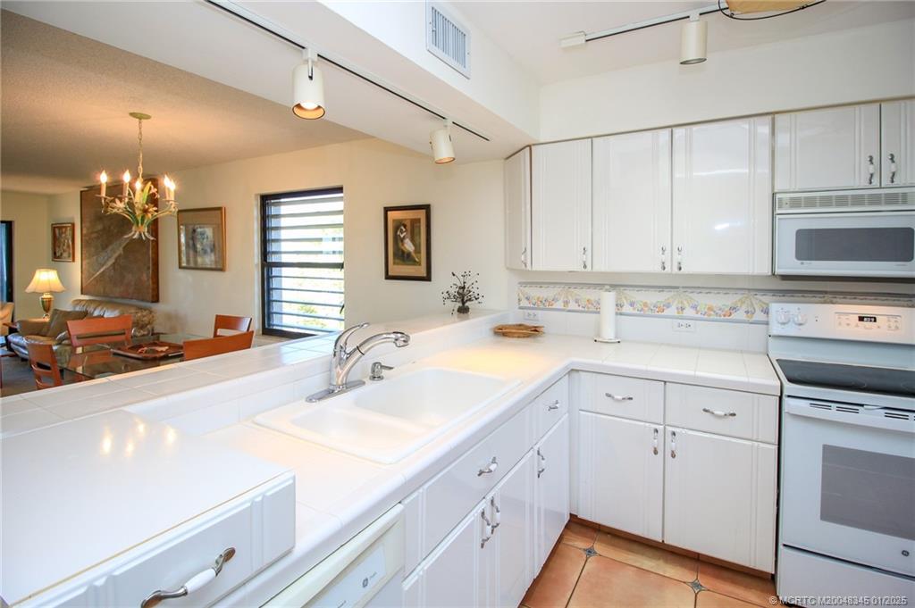 Stuart, Florida 34996, United States, 2 Bedrooms Bedrooms, ,2 BathroomsBathrooms,Residential,Active,21843