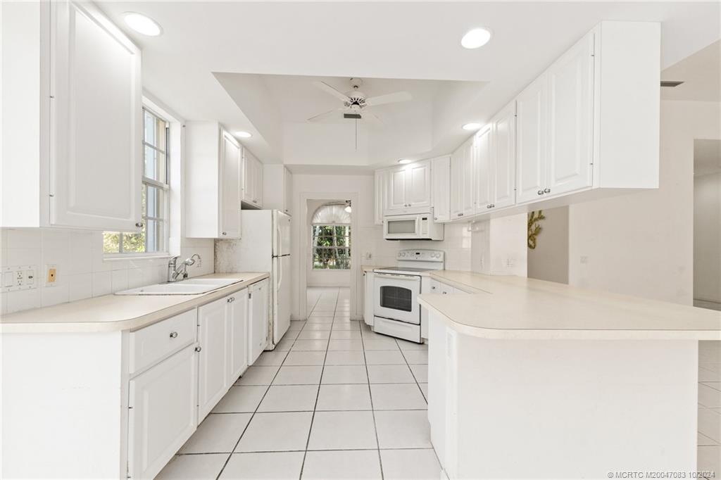 Hobe Sound, Florida 33455, United States, 3 Bedrooms Bedrooms, ,2 BathroomsBathrooms,Residential,Pending,39221